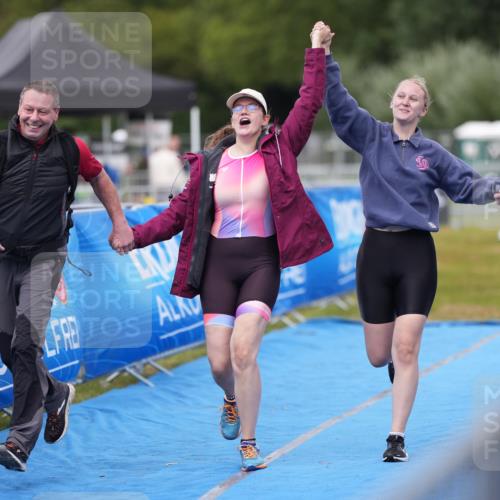 30.08.2026 - Elbe Triathlon Hamburg LAZAROV Photography http://msf.ph/oto/10029941 30.08.2026 17:05:03 Ziel  meine-sportfotos.de