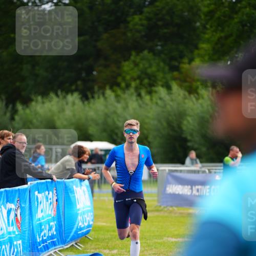 30.08.2026 - Elbe Triathlon Hamburg LAZAROV Photography http://msf.ph/oto/10029960 30.08.2026 09:59:12 Ziel 225 meine-sportfotos.de