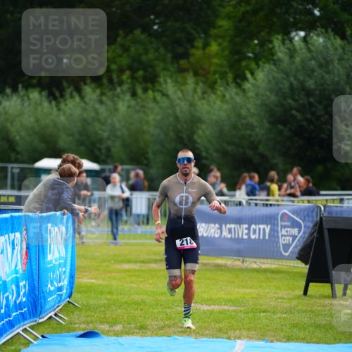 30.08.2026 - Elbe Triathlon Hamburg LAZAROV Photography http://msf.ph/oto/10029975 30.08.2026 10:00:52 Ziel 218 meine-sportfotos.de