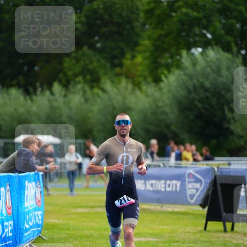 30.08.2026 - Elbe Triathlon Hamburg LAZAROV Photography http://msf.ph/oto/10029979 30.08.2026 10:00:53 Ziel 218 meine-sportfotos.de