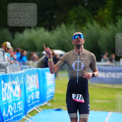 30.08.2026 - Elbe Triathlon Hamburg LAZAROV Photography http://msf.ph/oto/10029984 30.08.2026 10:00:55 Ziel 218 meine-sportfotos.de
