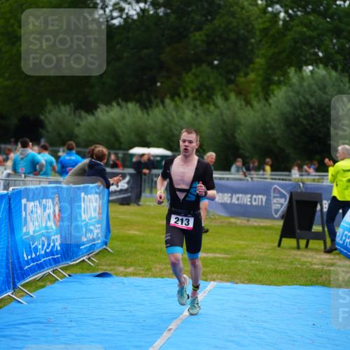 30.08.2026 - Elbe Triathlon Hamburg LAZAROV Photography http://msf.ph/oto/10029989 30.08.2026 10:02:10 Ziel 213 meine-sportfotos.de