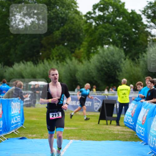 30.08.2026 - Elbe Triathlon Hamburg LAZAROV Photography http://msf.ph/oto/10029991 30.08.2026 10:02:11 Ziel 213 meine-sportfotos.de