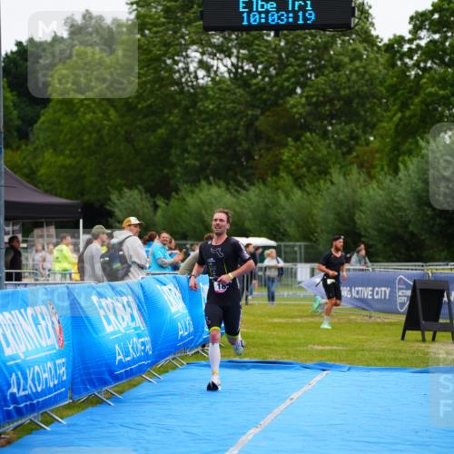 30.08.2026 - Elbe Triathlon Hamburg LAZAROV Photography http://msf.ph/oto/10030027 30.08.2026 10:03:20 Ziel 185 meine-sportfotos.de