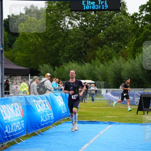 30.08.2026 - Elbe Triathlon Hamburg LAZAROV Photography http://msf.ph/oto/10030028 30.08.2026 10:03:20 Ziel 185 meine-sportfotos.de