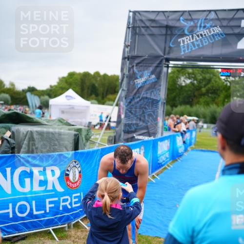 30.08.2026 - Elbe Triathlon Hamburg LAZAROV Photography http://msf.ph/oto/10030078 30.08.2026 10:05:48 Ziel  meine-sportfotos.de