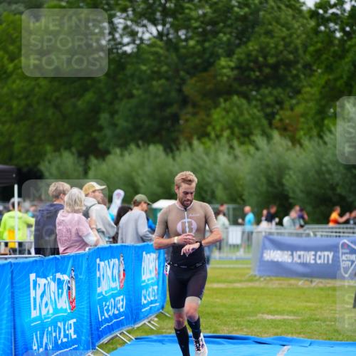 30.08.2026 - Elbe Triathlon Hamburg LAZAROV Photography http://msf.ph/oto/10030083 30.08.2026 10:06:15 Ziel 216 meine-sportfotos.de