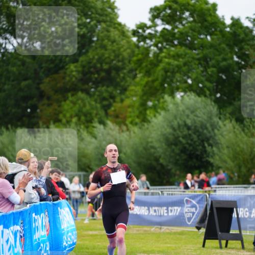 30.08.2026 - Elbe Triathlon Hamburg LAZAROV Photography http://msf.ph/oto/10030283 30.08.2026 10:13:39 Ziel 220, 227 meine-sportfotos.de