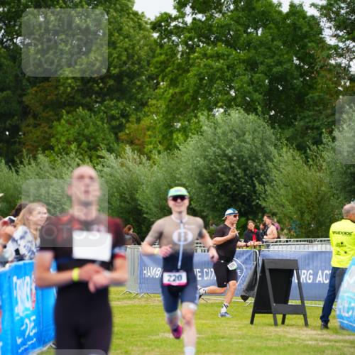 30.08.2026 - Elbe Triathlon Hamburg LAZAROV Photography http://msf.ph/oto/10030287 30.08.2026 10:13:41 Ziel 220, 227 meine-sportfotos.de