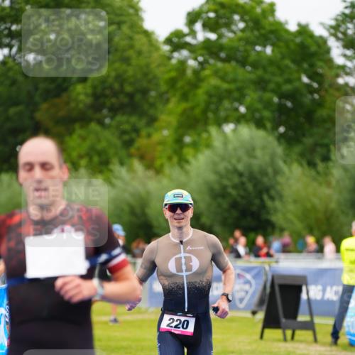 30.08.2026 - Elbe Triathlon Hamburg LAZAROV Photography http://msf.ph/oto/10030291 30.08.2026 10:13:42 Ziel 220, 227 meine-sportfotos.de