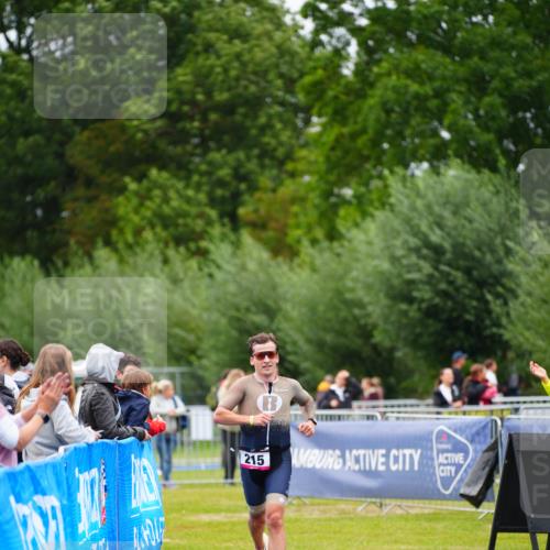 30.08.2026 - Elbe Triathlon Hamburg LAZAROV Photography http://msf.ph/oto/10030365 30.08.2026 10:15:31 Ziel 215 meine-sportfotos.de