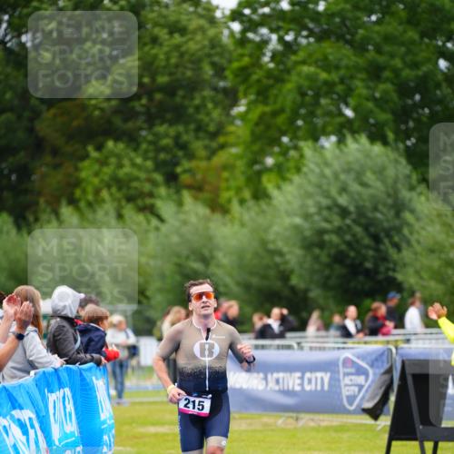 30.08.2026 - Elbe Triathlon Hamburg LAZAROV Photography http://msf.ph/oto/10030369 30.08.2026 10:15:31 Ziel 215 meine-sportfotos.de