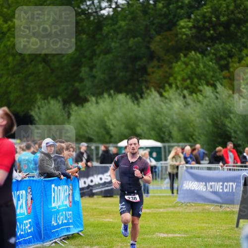 30.08.2026 - Elbe Triathlon Hamburg LAZAROV Photography http://msf.ph/oto/10030389 30.08.2026 10:17:06 Ziel 230, 309 meine-sportfotos.de