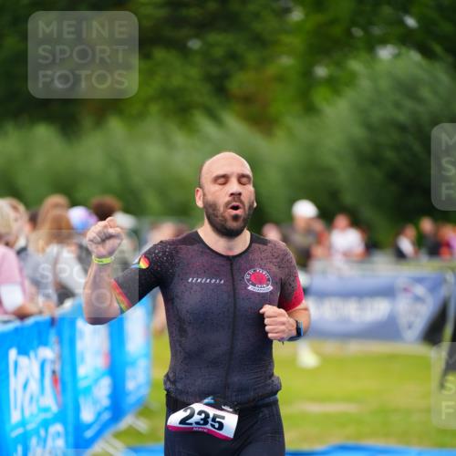30.08.2026 - Elbe Triathlon Hamburg LAZAROV Photography http://msf.ph/oto/10030465 30.08.2026 10:18:56 Ziel 235 meine-sportfotos.de