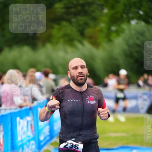 30.08.2026 - Elbe Triathlon Hamburg LAZAROV Photography http://msf.ph/oto/10030466 30.08.2026 10:18:56 Ziel 235 meine-sportfotos.de