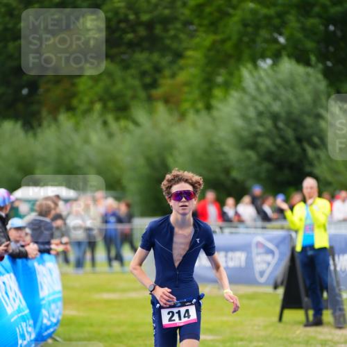 30.08.2026 - Elbe Triathlon Hamburg LAZAROV Photography http://msf.ph/oto/10030551 30.08.2026 10:21:59 Ziel 214 meine-sportfotos.de