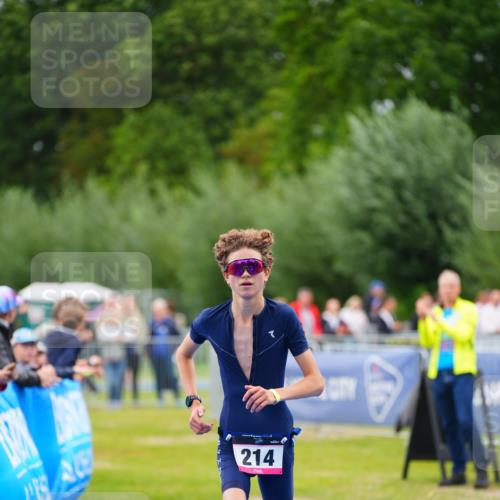 30.08.2026 - Elbe Triathlon Hamburg LAZAROV Photography http://msf.ph/oto/10030552 30.08.2026 10:21:59 Ziel 214 meine-sportfotos.de