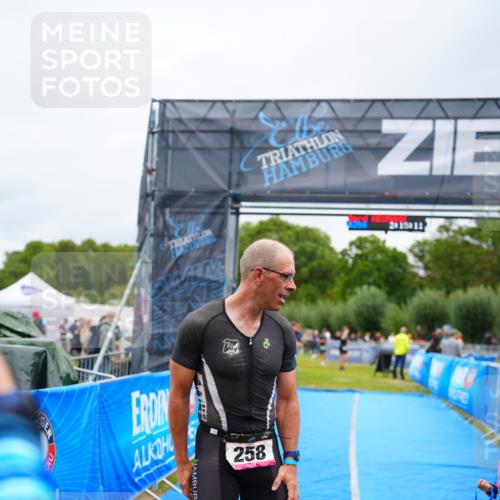 30.08.2026 - Elbe Triathlon Hamburg LAZAROV Photography http://msf.ph/oto/10030602 30.08.2026 10:25:15 Ziel  meine-sportfotos.de