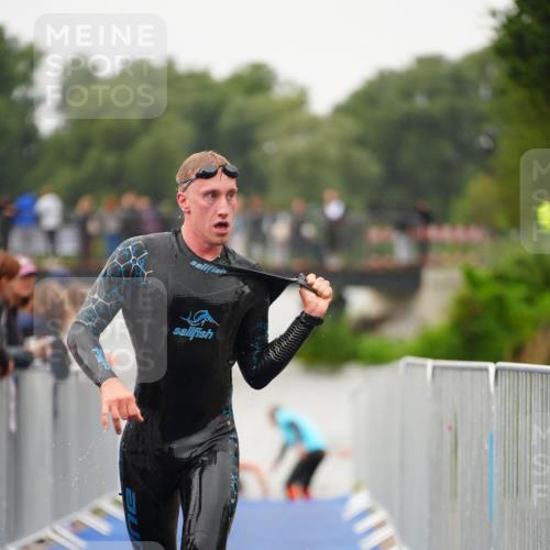30.08.2026 - Elbe Triathlon Hamburg LAZAROV Photography http://msf.ph/oto/10031126 30.08.2026 08:35:06 Schwimmen 322, 368 meine-sportfotos.de