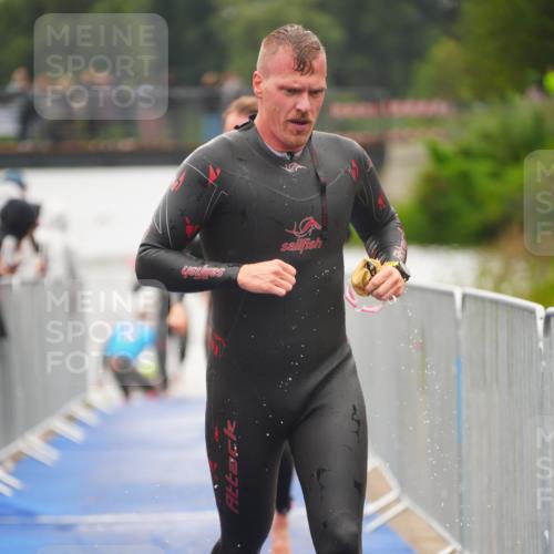 30.08.2026 - Elbe Triathlon Hamburg LAZAROV Photography http://msf.ph/oto/10032289 30.08.2026 08:41:19 Schwimmen 245, 273, 279, 305, 317, 327, 329, 376, 393 meine-sportfotos.de