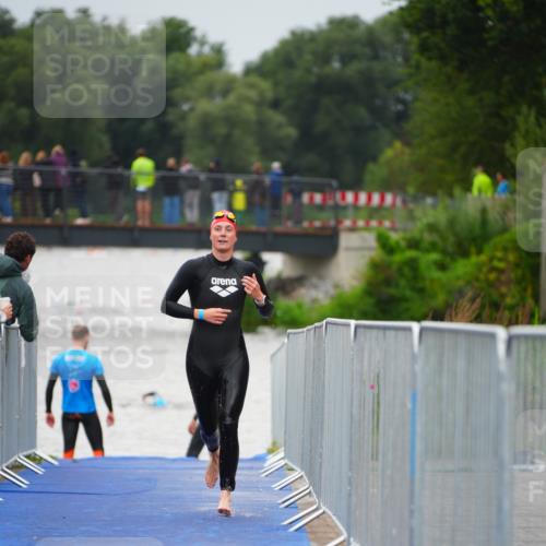 30.08.2026 - Elbe Triathlon Hamburg LAZAROV Photography http://msf.ph/oto/10032831 30.08.2026 08:46:20 Schwimmen 330, 331 meine-sportfotos.de
