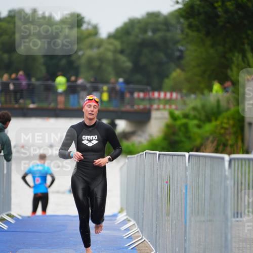 30.08.2026 - Elbe Triathlon Hamburg LAZAROV Photography http://msf.ph/oto/10032837 30.08.2026 08:46:22 Schwimmen 330, 331 meine-sportfotos.de