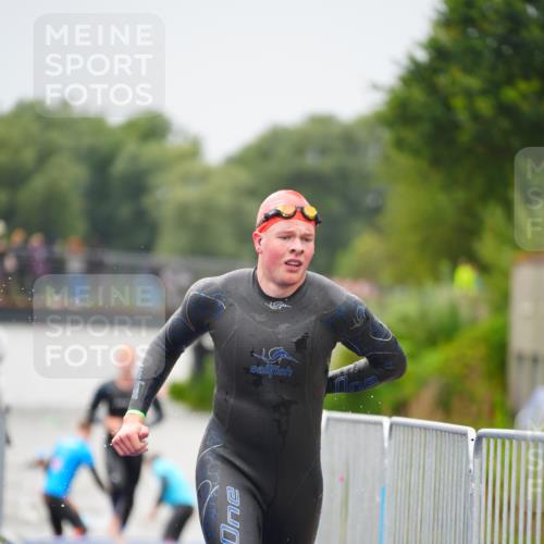 30.08.2026 - Elbe Triathlon Hamburg LAZAROV Photography http://msf.ph/oto/10032945 30.08.2026 08:47:29 Schwimmen 412, 433 meine-sportfotos.de
