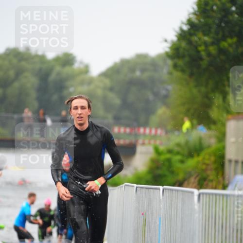 30.08.2026 - Elbe Triathlon Hamburg LAZAROV Photography http://msf.ph/oto/10033212 30.08.2026 08:49:55 Schwimmen 397, 414, 417 meine-sportfotos.de