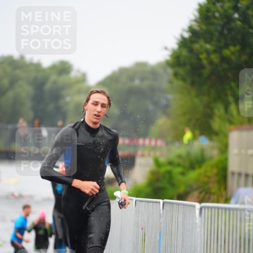 30.08.2026 - Elbe Triathlon Hamburg LAZAROV Photography http://msf.ph/oto/10033214 30.08.2026 08:49:55 Schwimmen 397, 414, 417 meine-sportfotos.de