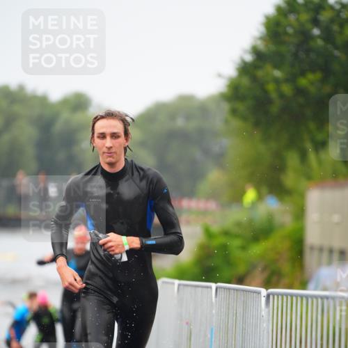 30.08.2026 - Elbe Triathlon Hamburg LAZAROV Photography http://msf.ph/oto/10033215 30.08.2026 08:49:55 Schwimmen 397, 414, 417 meine-sportfotos.de