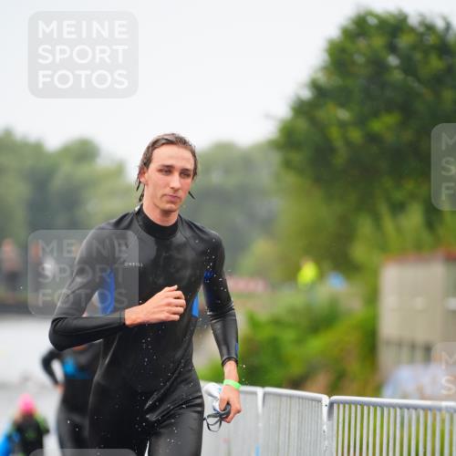 30.08.2026 - Elbe Triathlon Hamburg LAZAROV Photography http://msf.ph/oto/10033218 30.08.2026 08:49:56 Schwimmen 397, 414, 417 meine-sportfotos.de