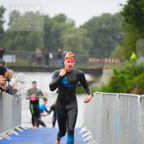 30.08.2026 - Elbe Triathlon Hamburg LAZAROV Photography http://msf.ph/oto/10033228 30.08.2026 08:49:58 Schwimmen 414, 417 meine-sportfotos.de