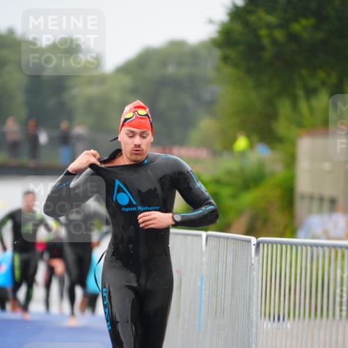 30.08.2026 - Elbe Triathlon Hamburg LAZAROV Photography http://msf.ph/oto/10033236 30.08.2026 08:49:59 Schwimmen 414, 417 meine-sportfotos.de