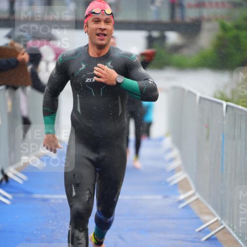 30.08.2026 - Elbe Triathlon Hamburg LAZAROV Photography http://msf.ph/oto/10033452 30.08.2026 08:51:01 Schwimmen 484, 689, 916 meine-sportfotos.de