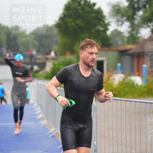 30.08.2026 - Elbe Triathlon Hamburg LAZAROV Photography http://msf.ph/oto/10033877 30.08.2026 08:53:52 Schwimmen 460, 501, 595, 1895 meine-sportfotos.de