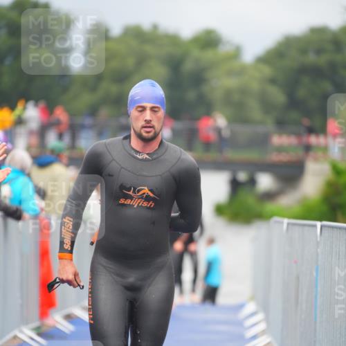 30.08.2026 - Elbe Triathlon Hamburg LAZAROV Photography http://msf.ph/oto/10034667 30.08.2026 08:59:36 Schwimmen 437, 552, 571, 597, 600 meine-sportfotos.de