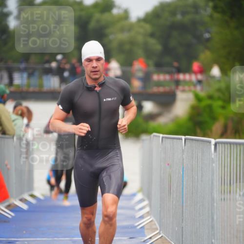 30.08.2026 - Elbe Triathlon Hamburg LAZAROV Photography http://msf.ph/oto/10034969 30.08.2026 09:01:16 Schwimmen 508, 540, 554, 608, 609, 643, 1897 meine-sportfotos.de