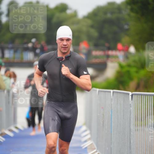 30.08.2026 - Elbe Triathlon Hamburg LAZAROV Photography http://msf.ph/oto/10034973 30.08.2026 09:01:16 Schwimmen 508, 540, 554, 608, 609, 643, 1897 meine-sportfotos.de
