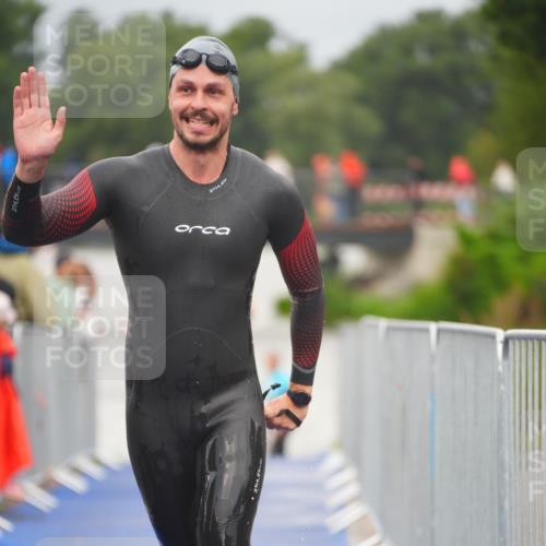 30.08.2026 - Elbe Triathlon Hamburg LAZAROV Photography http://msf.ph/oto/10035004 30.08.2026 09:01:21 Schwimmen 508, 554, 608, 643, 1897 meine-sportfotos.de