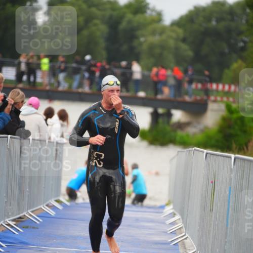 30.08.2026 - Elbe Triathlon Hamburg LAZAROV Photography http://msf.ph/oto/10035890 30.08.2026 09:05:26 Schwimmen 556, 558, 581 meine-sportfotos.de