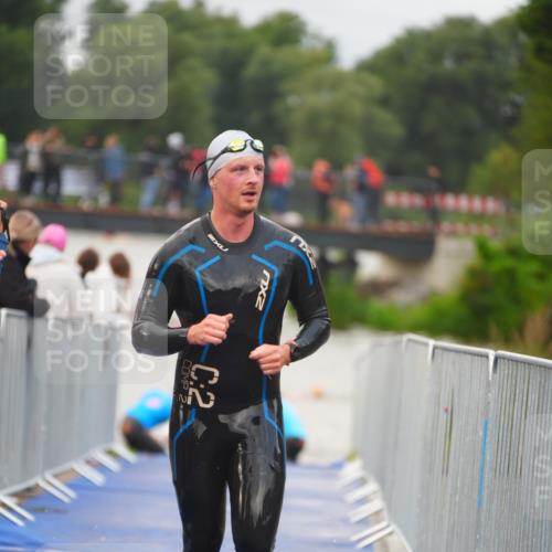 30.08.2026 - Elbe Triathlon Hamburg LAZAROV Photography http://msf.ph/oto/10035902 30.08.2026 09:05:28 Schwimmen 556, 558, 581 meine-sportfotos.de