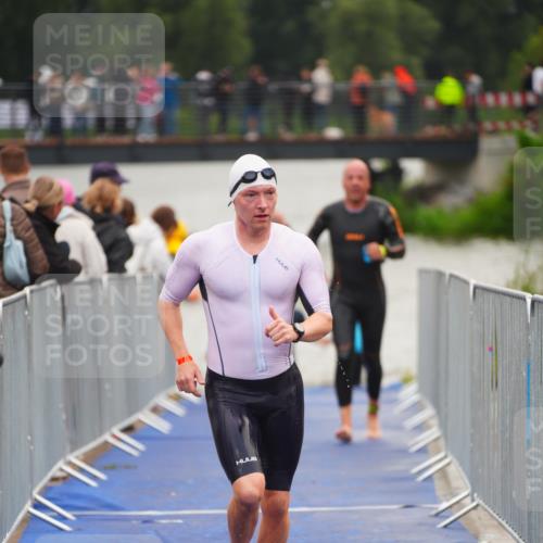 30.08.2026 - Elbe Triathlon Hamburg LAZAROV Photography http://msf.ph/oto/10036615 30.08.2026 09:09:51 Schwimmen 672, 750, 751 meine-sportfotos.de