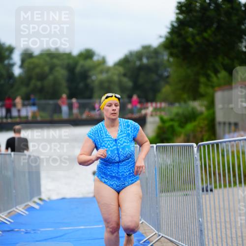 30.08.2026 - Elbe Triathlon Hamburg LAZAROV Photography http://msf.ph/oto/10039375 30.08.2026 14:06:47 Schwimmen 133, 135 meine-sportfotos.de