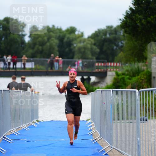 30.08.2026 - Elbe Triathlon Hamburg LAZAROV Photography http://msf.ph/oto/10039395 30.08.2026 14:06:59 Schwimmen 133, 169, 170 meine-sportfotos.de