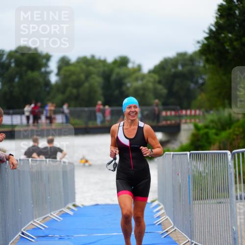 30.08.2026 - Elbe Triathlon Hamburg LAZAROV Photography http://msf.ph/oto/10039433 30.08.2026 14:07:03 Schwimmen 133, 169, 170 meine-sportfotos.de