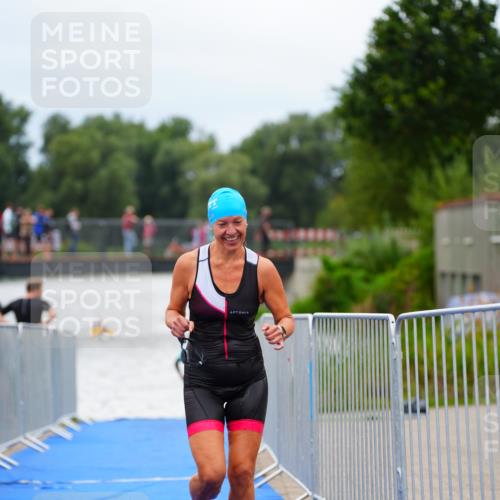 30.08.2026 - Elbe Triathlon Hamburg LAZAROV Photography http://msf.ph/oto/10039444 30.08.2026 14:07:04 Schwimmen 169, 170 meine-sportfotos.de
