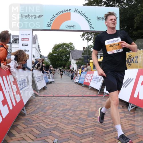 30.08.2026 - Blankeneser Heldenlauf Lena Gebhardt http://msf.ph/oto/10040753 30.08.2026 11:45:48 Ziel 2319, 2583, 2648, 2875, 2949 meine-sportfotos.de