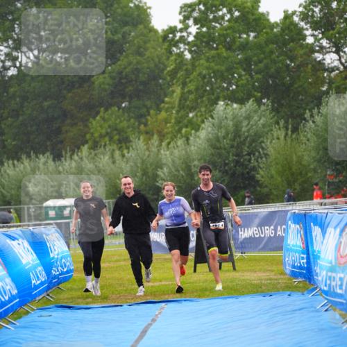 30.08.2026 - Elbe Triathlon Hamburg LAZAROV Photography http://msf.ph/oto/10040760 30.08.2026 16:11:05 Ziel  meine-sportfotos.de