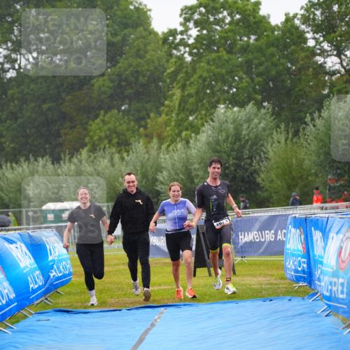 30.08.2026 - Elbe Triathlon Hamburg LAZAROV Photography http://msf.ph/oto/10040768 30.08.2026 16:11:06 Ziel  meine-sportfotos.de
