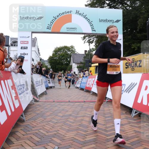 30.08.2026 - Blankeneser Heldenlauf Lena Gebhardt http://msf.ph/oto/10041132 30.08.2026 11:46:25 Ziel 2097, 2321, 2413, 2532 meine-sportfotos.de